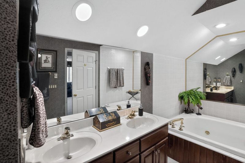 Second-suite bathroom with double vanity and a 2-person whirlpool (Jacuzzi) tub
